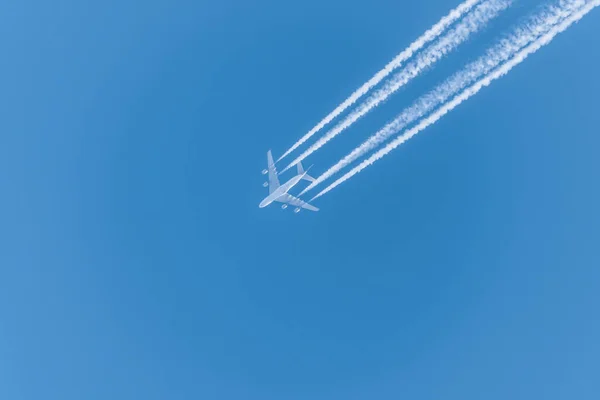 Airplane Blue Cloudless Sky Contrails Clouds Germany — Stock Photo, Image