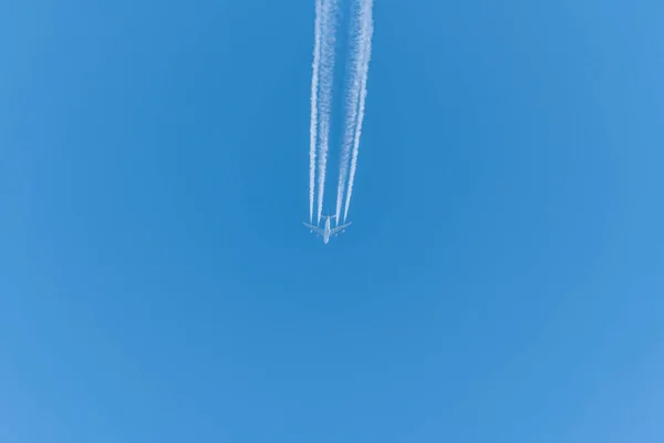 雲のない青い雲のない空の飛行機 ドイツ — ストック写真