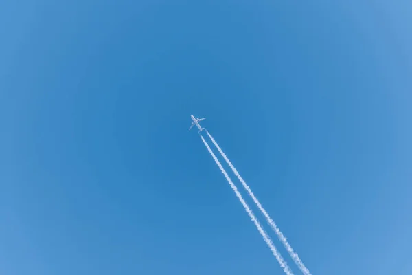 Flygplan Blå Molnfri Himmel Med Kontrails Utan Moln Tyskland — Stockfoto