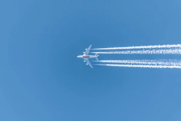 점없는 하늘을 배경으로 비행기와 대조점들 — 스톡 사진