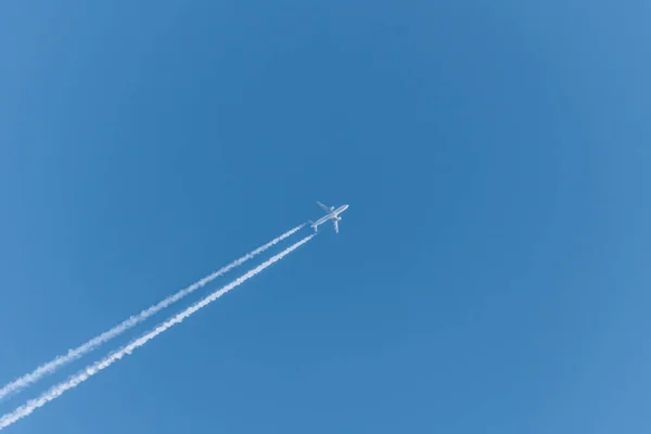 Avión Cielo Azul Sin Nubes Con Senderos Sin Nubes Alemania —  Fotos de Stock