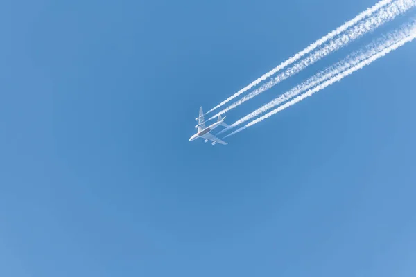 Flygplan Blå Molnfri Himmel Med Kontrails Utan Moln Tyskland — Stockfoto