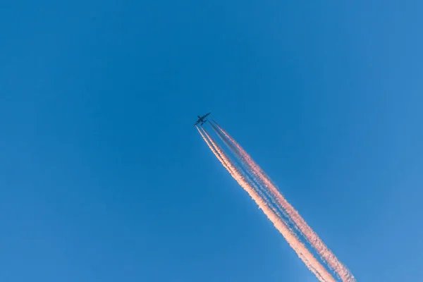 Letadlo Modré Bezmračné Obloze Barevnými Barevnými Kontrasty Bez Mraků Během — Stock fotografie