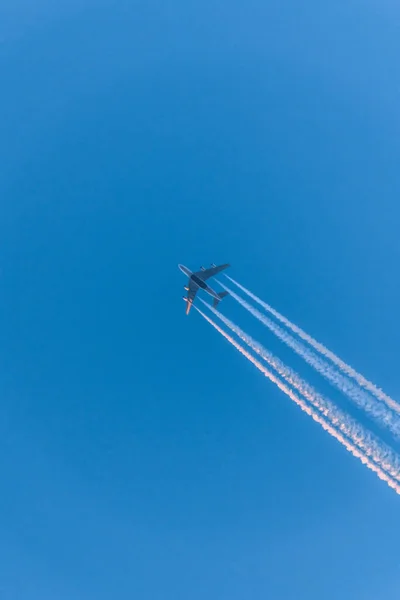 Flygplan Blå Molnfri Himmel Med Färgade Färgglada Kontraster Utan Moln — Stockfoto