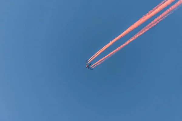 점없는 하늘을 배경으로 대조를 이루는 비행기 시간에 — 스톡 사진