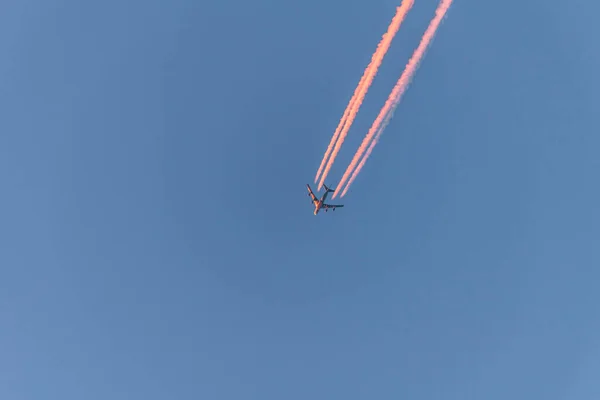 Lentokone Sininen Pilvetön Taivas Värillinen Värikäs Polkuja Ilman Pilviä Auringonlaskun — kuvapankkivalokuva