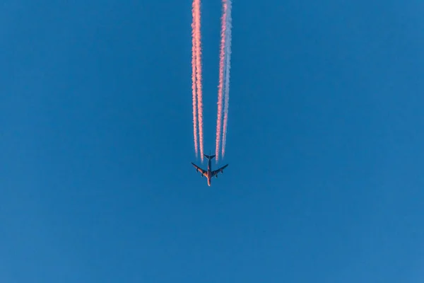 Airplane Blue Cloudless Sky Colored Colorful Contrails Clouds Sunset Golden — Stock Photo, Image