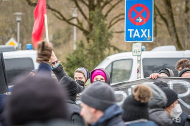 Regensburg, Bavyera, Almanya, 26 Ocak 2022: Antifa göstericileri, Almanya 'da polis tarafından kırmızı bayraklı pankartıyla korunan Regensburg' daki bir anti-Corona gösterisinde antifaşistlerden ayrıldılar