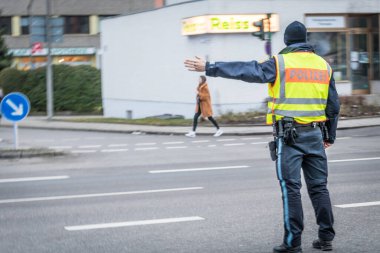 Regensburg, Bavyera, Almanya, 26 Ocak 2022: Corona karşıtı, Almanya 'nın Regensburg kentinde kendi kaderini tayin etme amaçlı bir gösteride trafik polisi trafiği düzenledi