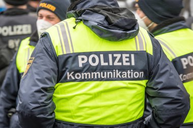 Regensburg, Bavyera, Almanya, 26 Ocak 2022: Almanya 'nın Regensburg kentinde düzenlenen barış özgürlüğü için düzenlenen bir anti-korona gösterisinde polis iletişim subayı