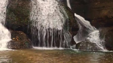 Jungingen ve Schlatt 'teki Starzel şelalesinin çevresel yürüyüş yolu Kirchenkoepfle Turu, Baden-Wuerttemberg Almanya