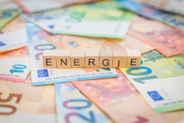 Enerji sözcüğü - Almanca Enerji için - banknotlara yazılmıştır. Tahta küplü Euro notları.
