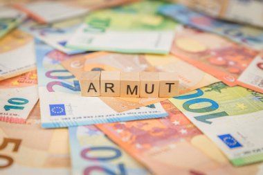 Yoksullar için Almanca 'da Armut kelimesi, banknotlarda ahşap küplerle yazılmış Euro notları üzerine kuruludur.