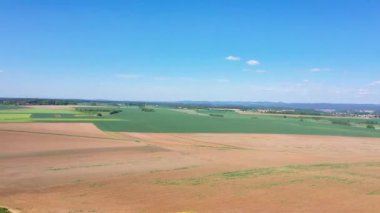 Bir İHA 'nın görüntüsü. Sarı çiçekli tecavüz alanı. Regensburg yakınlarındaki Yukarı Palatinate' de. Winzer Tepeleri 'nde.