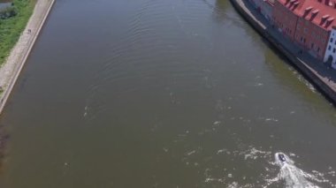 Bavyera 'da Regensburg şehrinin görüntüsü. Yazın Tuna' da, Almanya 'da.