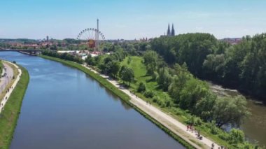 Almanya 'daki Dult halk festivali ve katedrali manzaralı Regensburg şehrinin görüntüleri