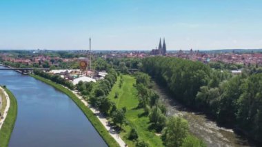 Almanya 'daki Dult halk festivali ve katedrali manzaralı Regensburg şehrinin görüntüleri