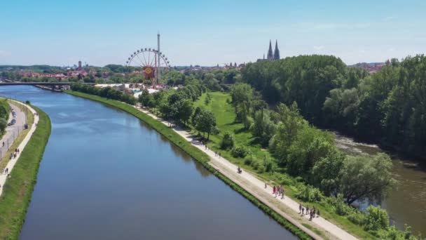 德国巴伐利亚雷根斯堡市的景象 展望多特民间节和大教堂 — 图库视频影像