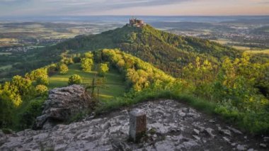Ortaçağ şövalyesi Burg Hohenzollern 'in Almanya' nın Bisingen Hechingen kentinde sonbaharda çekilmiş görüntüleri.