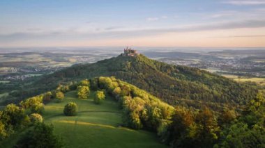 Ortaçağ şövalyesi Burg Hohenzollern 'in Almanya' nın Bisingen Hechingen kentinde sonbaharda çekilmiş görüntüleri.