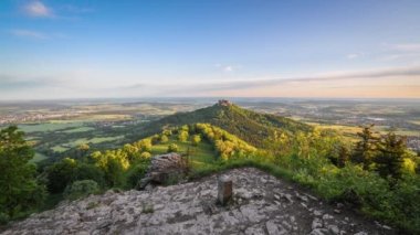 Ortaçağ şövalyesi Burg Hohenzollern 'in Almanya' nın Bisingen Hechingen kentinde sonbaharda çekilmiş görüntüleri.