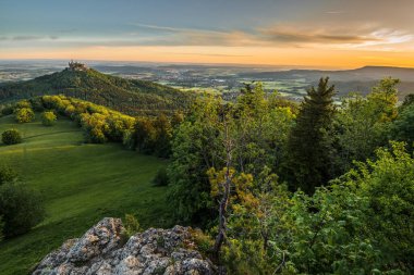 Ortaçağ şövalyesi Burg Hohenzollern 'in manzaralı Zeller Horn' da gün doğumu sonbaharda Bisingen Hechingen, Almanya 'da gökyüzünde güzel renkli bulutlarla