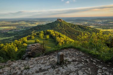 Ortaçağ şövalyesi Burg Hohenzollern 'in manzaralı Zeller Horn' da gün doğumu sonbaharda Bisingen Hechingen, Almanya 'da gökyüzünde güzel renkli bulutlarla
