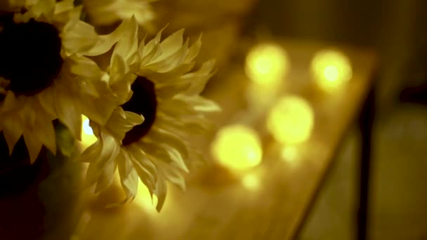 Zijn Prachtige Zonnebloemen Een Homestay Staan Gloeiende Lampballen Salontafel Die — Stockvideo