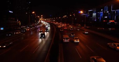 Dördüncü Halka Yolu 'ndaki araba dalgası. Akşam 8' de Pekin, Çin 'de.