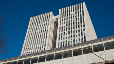 Yüksek binanın altından geçen bir metro var.