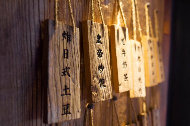 Pekin, Çin 'deki bir Japon restoranının dışındaki ahşap menü çok ayırt edicidir. En yakın üç markada 