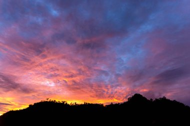 Dağların gölgeleri, akşam gökyüzü, kırmızı-turuncu bulutlar, güzel, berrak akşam gökyüzü yukarıdaki yazı için boş güverteler. arkaplan için resim