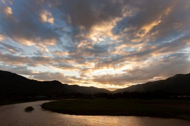 Manzara, dağlar, nehir kıvrılır, gökyüzü, günbatımı tazelik hissi verir..