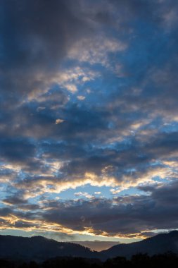 manzara, dağ, güzel bulutlu gökyüzü, gün batımı, taze hissedin, arkaplan resmi ve metin alanı yukarıda.