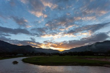 Manzara, dağlar, nehir kıvrılır, gökyüzü, günbatımı tazelik hissi verir..