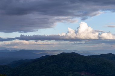 yalnız hissetmek için metin eklemek için akşam gökyüzü arkaplan resmi