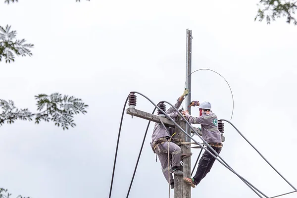 Tailandia Electricista Trabajadores Postes Eléctricos Con Prisa Para Arreglar Los — Foto de Stock