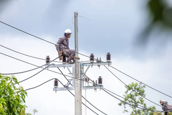 Tailandia Electricista Trabajadores Postes Eléctricos Con Prisa Para Arreglar Los — Foto de Stock
