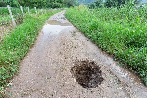 Gran Agujero Camino Tierra Debido Tuberías Rotas Debajo Carretera Vea — Foto de Stock