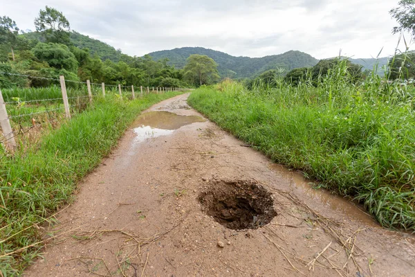 Gran Agujero Camino Tierra Debido Tuberías Rotas Debajo Carretera Vea — Foto de Stock