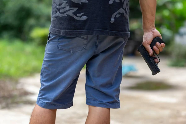 Pistola Enfoque Selectivo Hombre Sosteniendo Arma Lado Concepto Usar Arma —  Fotos de Stock