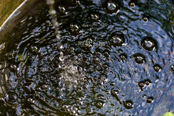 Luchtbellen Het Wateroppervlak Visvijver Van Het Vullen Met Schoon Water — Stockfoto