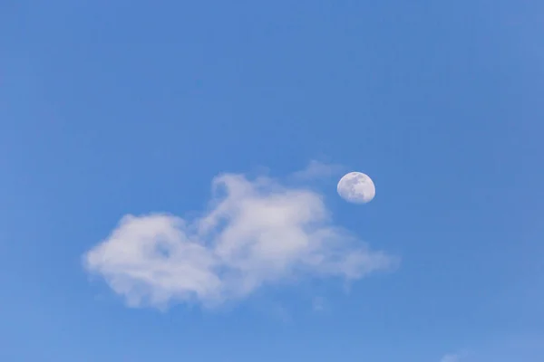 Maan Met Witte Wolken Blauwe Achtergrond Middagmaan Heeft Ruimte Voor — Stockfoto