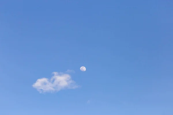 Lua Com Nuvens Brancas Fundo Azul Lua Tarde Tem Espaço — Fotografia de Stock