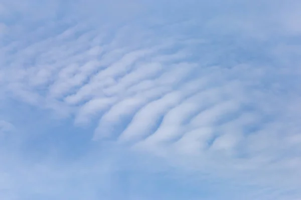 Himmelshintergrundbild Schöne Helle Weiße Wolkenformen Für Die Hintergrundgestaltung Und Texteinfügung — Stockfoto