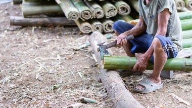 Tayland 'da kırsal ve tepe köylülerine ait doğal evler inşa etmek için kullanılacak bambu işlemleri için seçici bir odak noktası. Düşük maliyetli bambu güzel bir doğal yuva oluşturuyor. doğal iyileşme kavramı