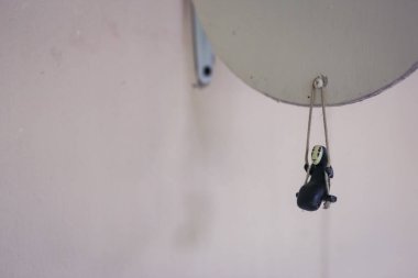 İp salıncağında oturan küçük bir hayalet bebeğin modeli. metin için alanı olan depolama önü dekorasyonu