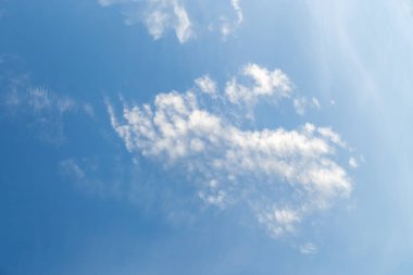 arkaplan tasarımı ve metin eklenmesi için güzel, parlak, beyaz bulut şekilleri. Parlak ve rahat bir his veriyor.