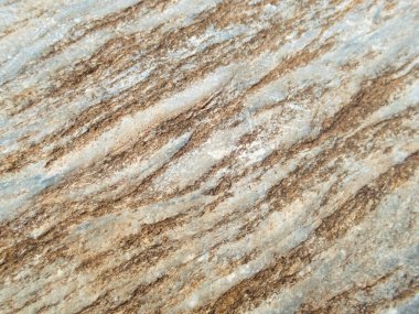 Seçici odak noktası kayalar. Güzel desen, güçlü görünüyor. Gri taştan arka plan, doğadaki toprak kayasının sebep olduğu kahverengi desenli.