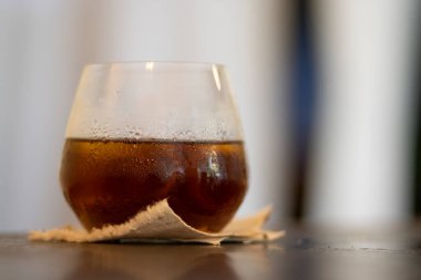 Seçici odaklı berrak kahve fincanı Americano 'yu dondurdu. Mesaj için yeri olan ferahlatıcı bir kahve içeceği..